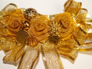 Gold rose hairpiece with buttons